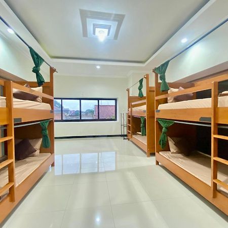 Zzz Hostel Malang Eksteriør bilde